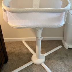 Halo BassiNest Swivel Sleeper - Baby bassinet