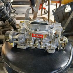 EDELBROCK 600CFM CARBURETOR!!! READY TO GO!! 180$