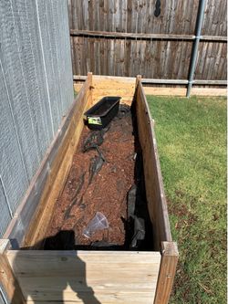 Raised garden bed