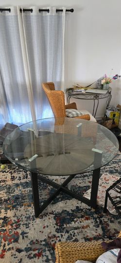 Glass table 4'×4' round. Like new condition.