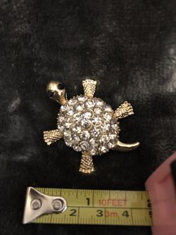 White & Gold Turtle Pin Jewelry NEW & BEAUTIFUL