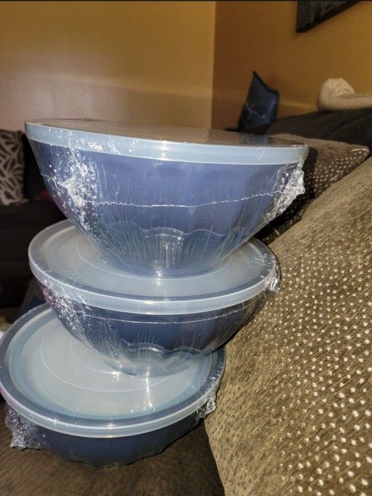 🙂NEW LARGE 6 PC MIXING/STORAGE BOWL SET. LARGEST BOWL IS 5.5"DEEP X 10" WIDE. 3 BOWLS, 3 LIDS
