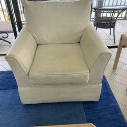 WHITE CLUB CHAIR
