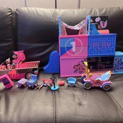L.O.L. Surprise Fashion Show House Playset with Dolls And car