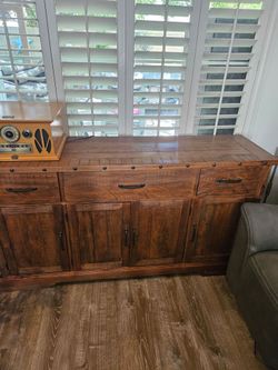 Solid Wood buffet sideboard in perfect condition 66x36x18