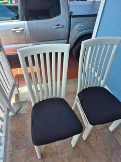 4 Sillas de Comedor Muy Cómodas / 4 Comfortable Dining Chairs – $20