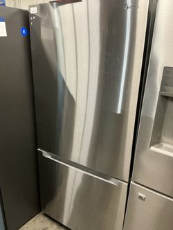 Midea MRB19B7AST Bottom Freezer Refrigerator (Open Box / Scratch & Dent)