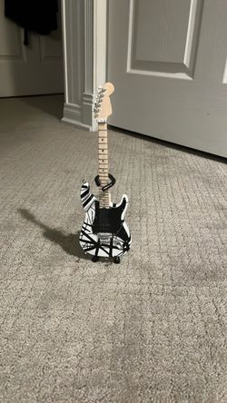 Miniature guitar
