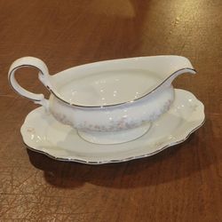 Vintage Johann Haviland Bavaria Floral Splendor Gravy Boat with 
underplate. Made  in Germany. Pre-owned, very good shape, no chips, 
cracks or crazin