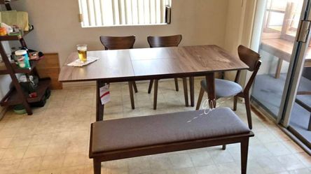 Alfredo Natural Walnut Dining Room Set
Coaster$10 Down Payment Financing and Delivery available