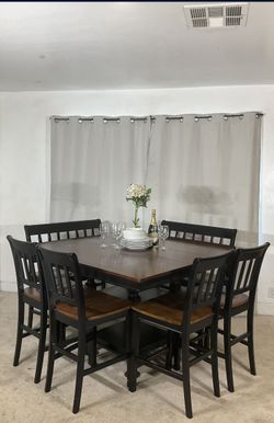 Extendable Dining Table With 8 Chairs! 