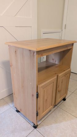 Free cabinet on wheels