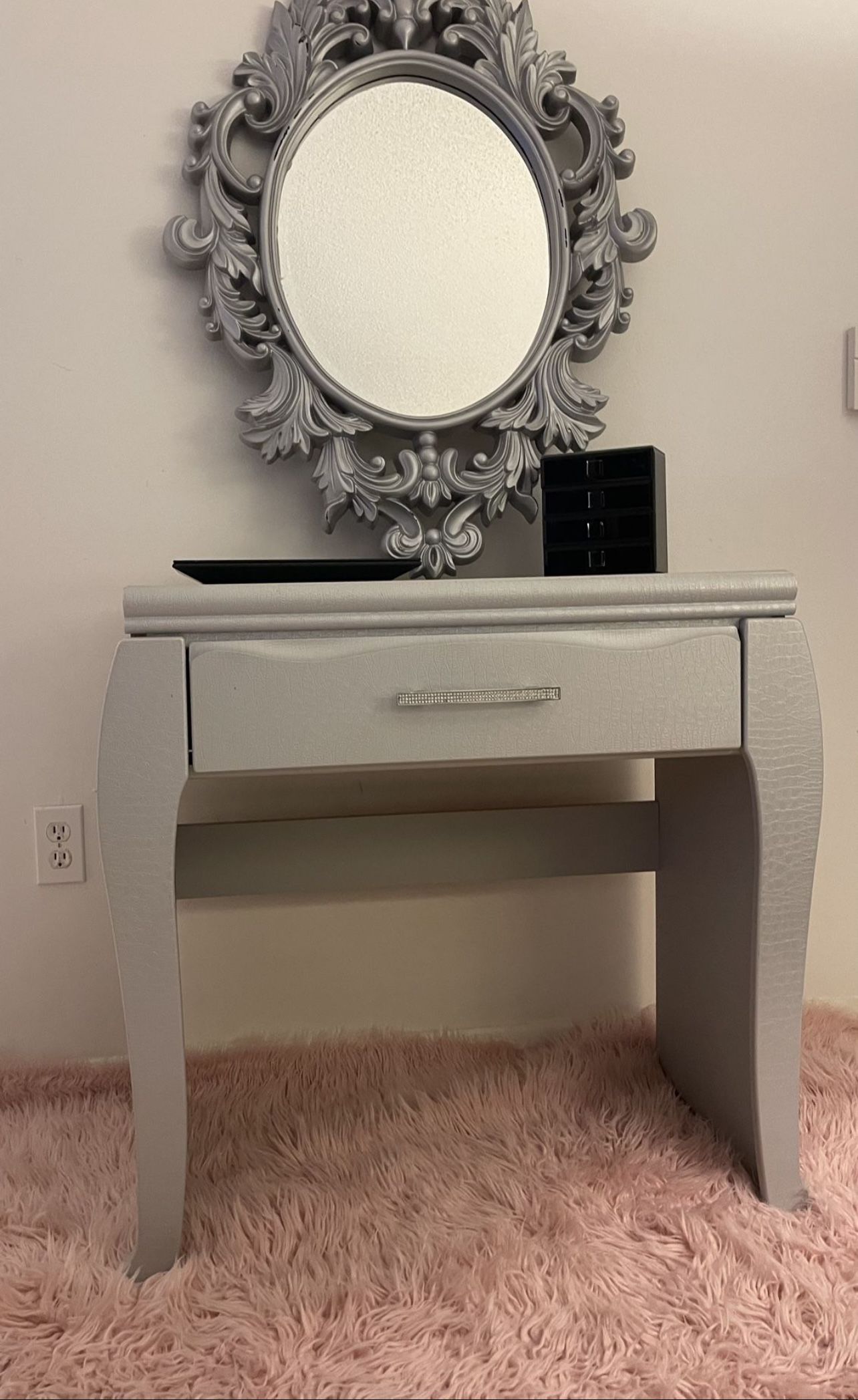 Ashley Furniture Zarollina Vanity And Beautiful Baroque Wall Mirror Silver Chic Mirror Home Decor