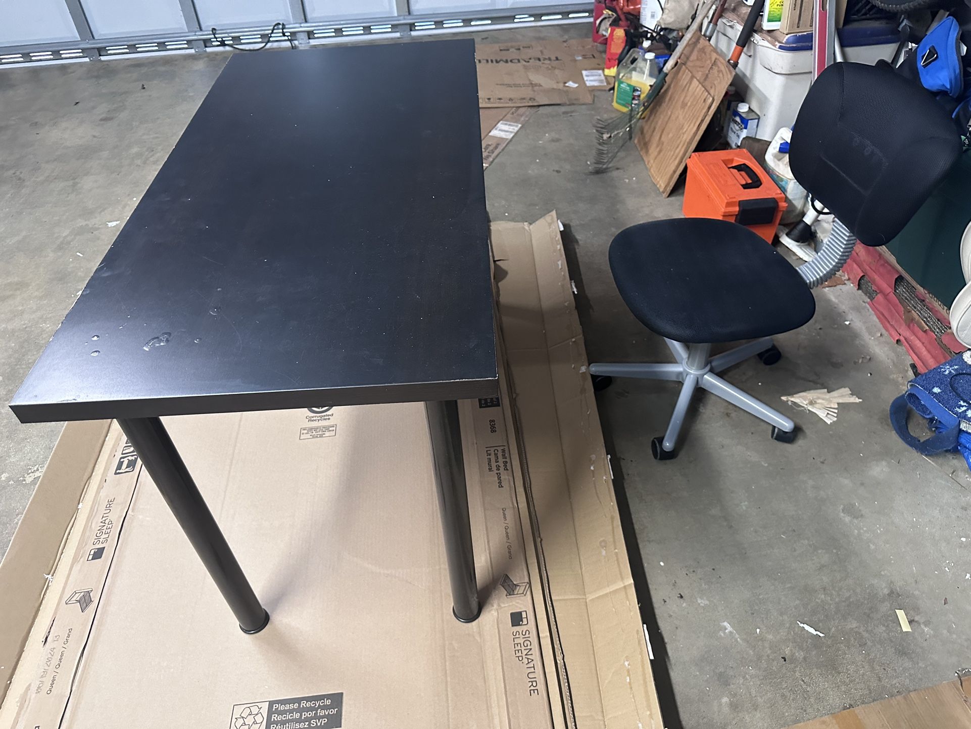 Free Desk And Chair **Throwing In Trash Today 2pm for Sale in Miami