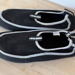 WATER SHOES MENS SIZE 11-12 BLACK