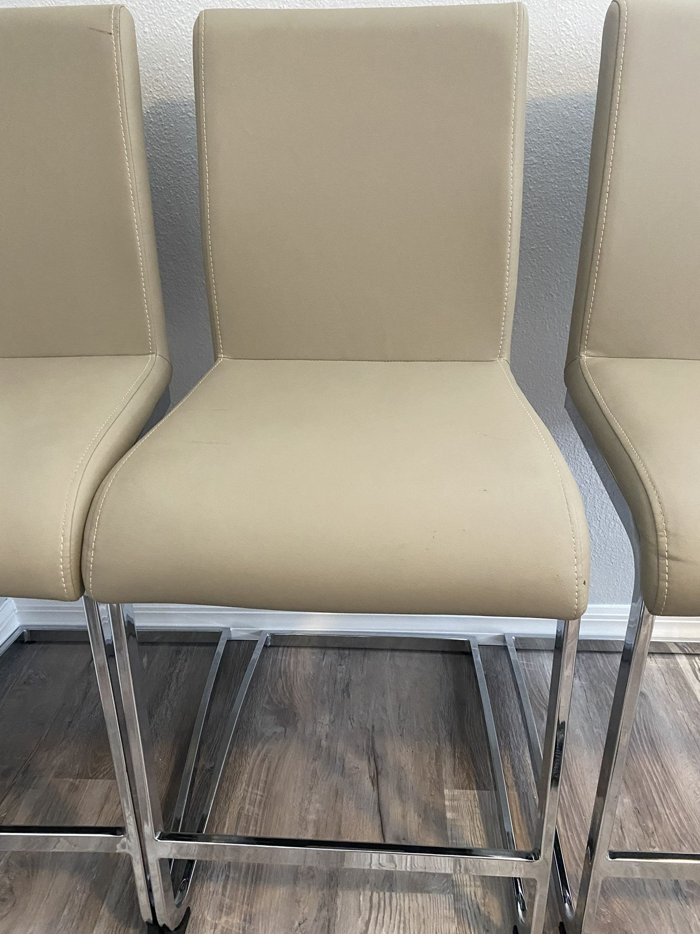 3 Bar Stools 23’’ Like New 100$each Total 300$