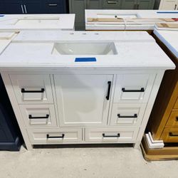 Brand New 42 in. W x 22 in. D Single Sink Bath Vanity in White with White Top $699 