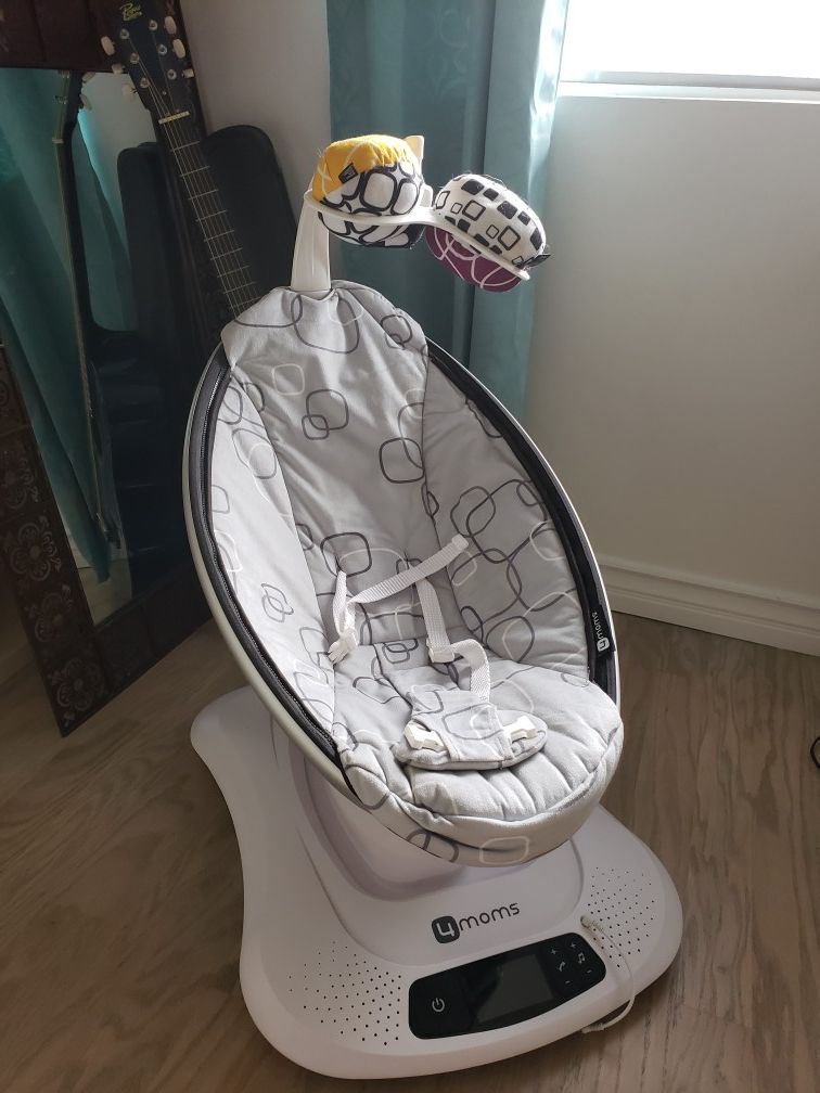 4 Moms Mamaroo Baby swing with sounds