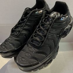 NIKE AIR MAX PLUS “TRIPLE BLACK”