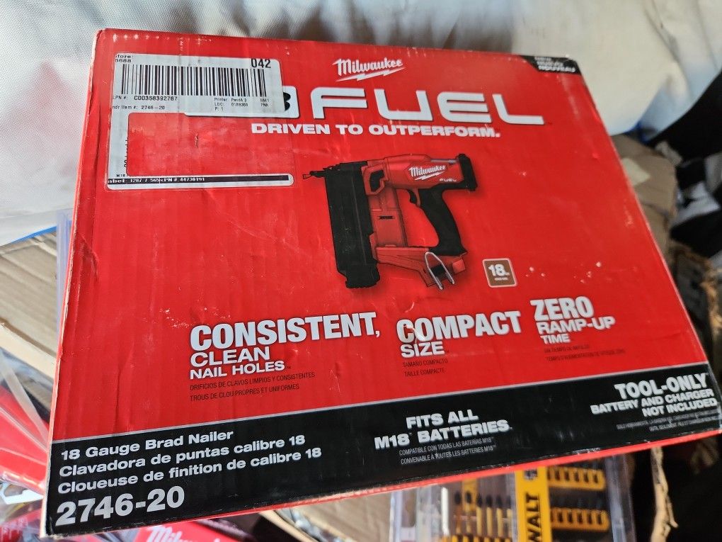 M18 FUEL 18-Volt Lithium-Ion Brushless Cordless Gen II 18-Gauge Brad Nailer (Tool-Only)
by

Milwaukee