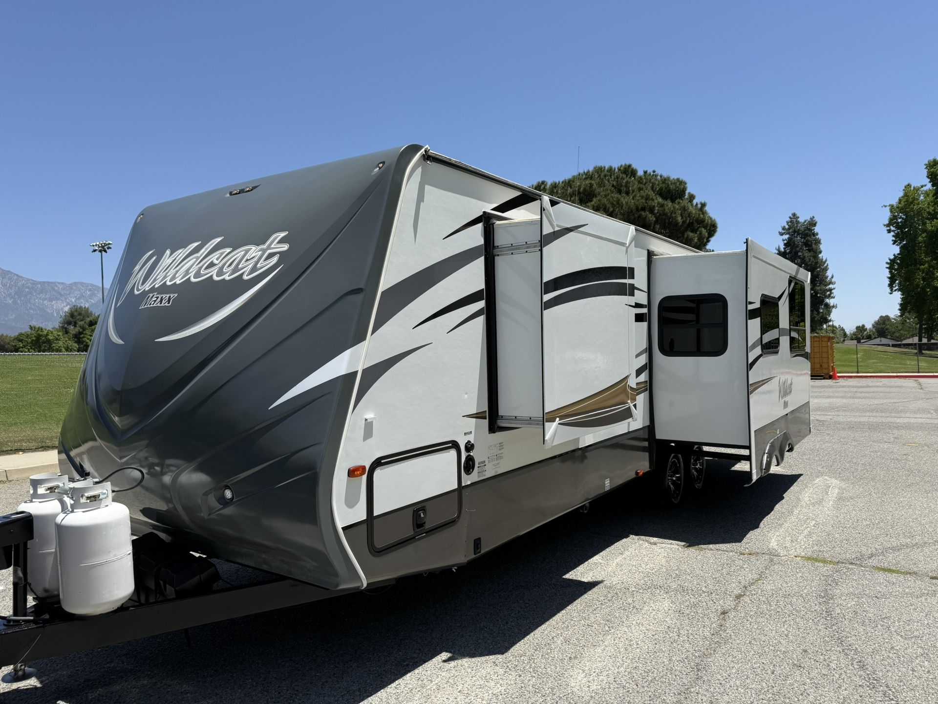 2015 Wildcat Maxx 28 Ft. W/ 2 Slide Outs