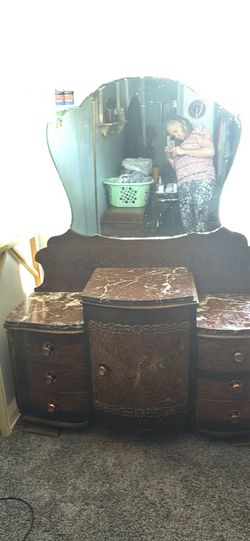 1923 dresser from Belgium