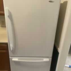 Whirlpool refrigerator Like New