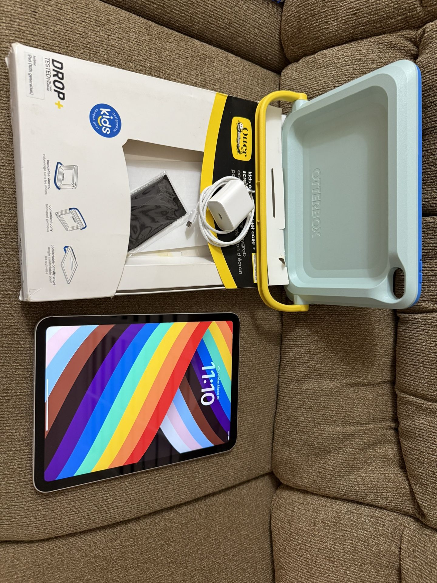 iPad 10th generation, 10.9” WIFI + Cellular Unlocked 5G . 64GB, OTTERBOX case, 1 Cycles