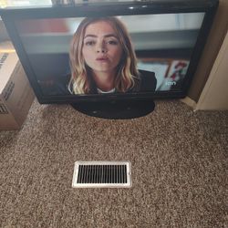 37" Insignia Color Tv With Remote