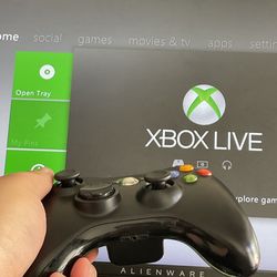 Black Xbox 360 S w/ Kinect (AMAZING CONDITION)