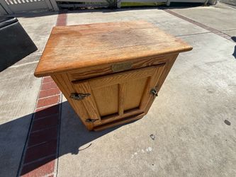 Free wooden end table
