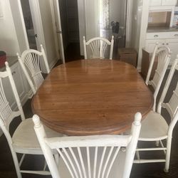 Wooden Dining Room Table in good Condition with 6 Chairs