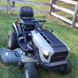 Murray M100 Riding Lawn Mower – Like New (Less than 40 Hours)
