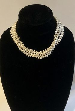 Lovely fresh water pearl necklace