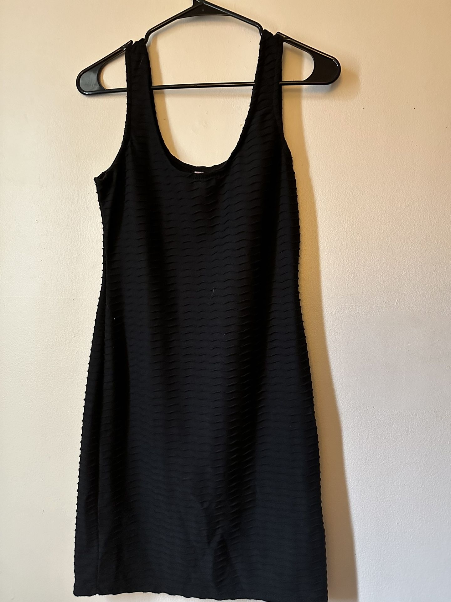 Black Wavy Striped Texture Tank Top Dress size M Bodycon style tank top dress from Target. It has an all-over wavy ribbed texture. Size medium. Goth