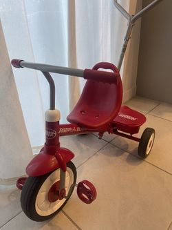 Radio Flyer Classic Red Tricycle – Toddler Bike