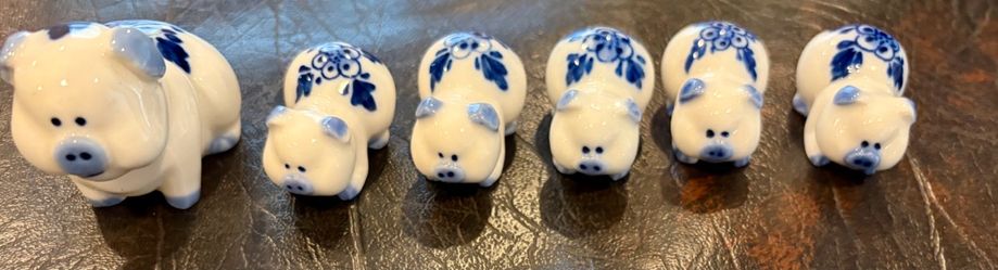 PIG FAMILY- (6)collectible Cobalt Blue/WHT