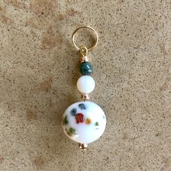 ⚪️ Pretty white Japanese tombo beaded pendant
