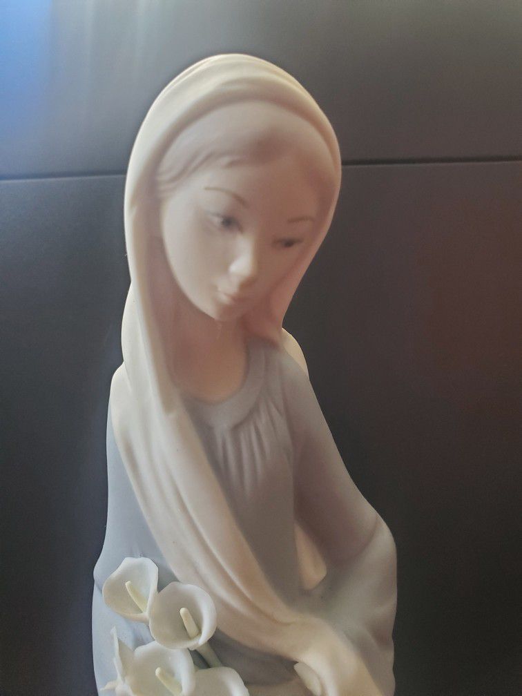 Lladro "Girl With Lilies Sitting" Collectible Figurine