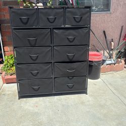 Cajonera De Tela Y Madera Muy Limpia Solo Tiene Un Cajón De Tela Un Poco Mal Pero No Impide En Nada 