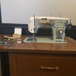 Sewing Machine /fold out top Table