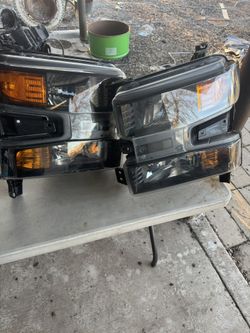 Chevy Silverado 2019 Pair Of Headlights Oem