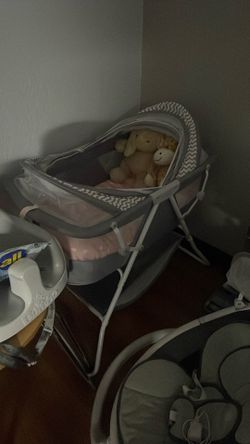 Portable bassinet with protective net