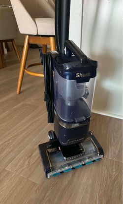 Vacuum with Duo Clean Detect