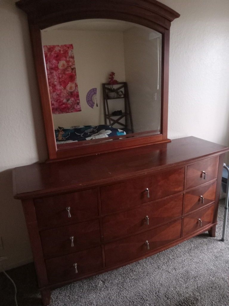 Dresser With Mirror
