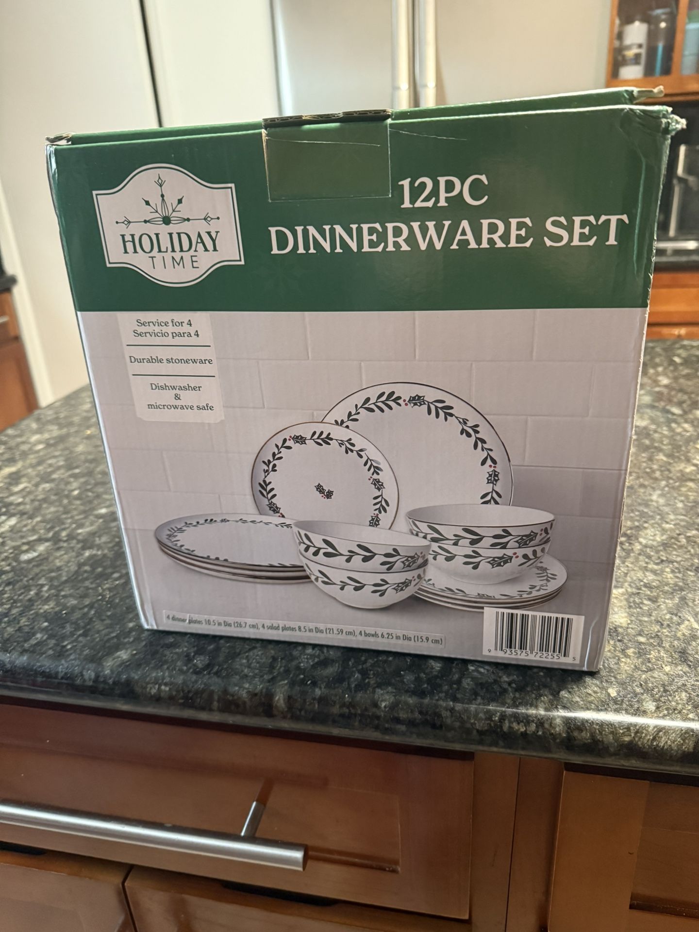 Brand New Holiday 12pc Dinnerware Set