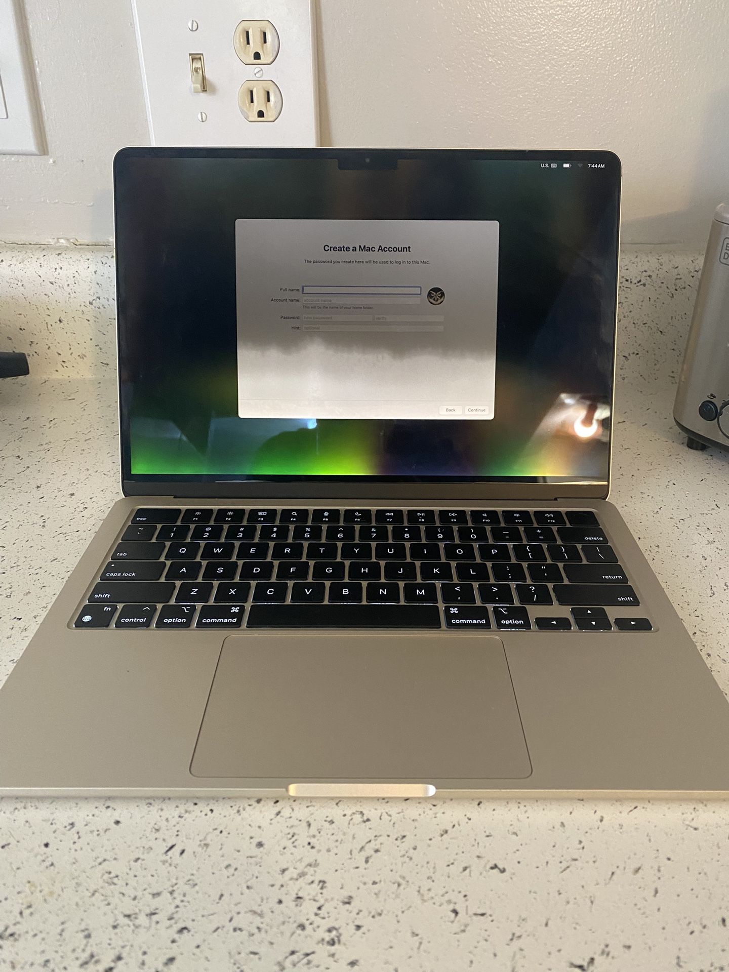 💻 MacBook Air M2 (2022) – 13.6” – Starlight – Works Great – Screen Dim at Top – $350 OBO