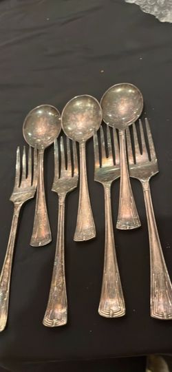 Silver-Tone Flatware Set – Forks and Spoons