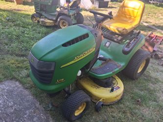JOHN DEER RIDING LAWNMOWER