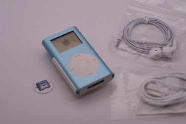Apple iPod mini 1st gen with official clip, 128GB, NEW BATTERY w/ headphones and cable